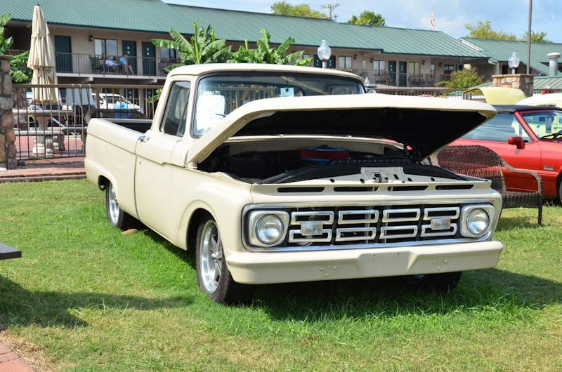 cruisin-the-strip-ford-style-in-pigeon-forge-0098