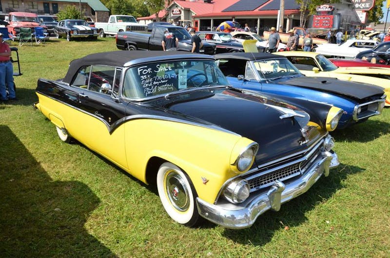 cruisin-the-strip-ford-style-in-pigeon-forge-0103