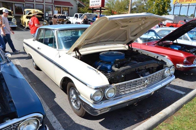 cruisin-the-strip-ford-style-in-pigeon-forge-0105