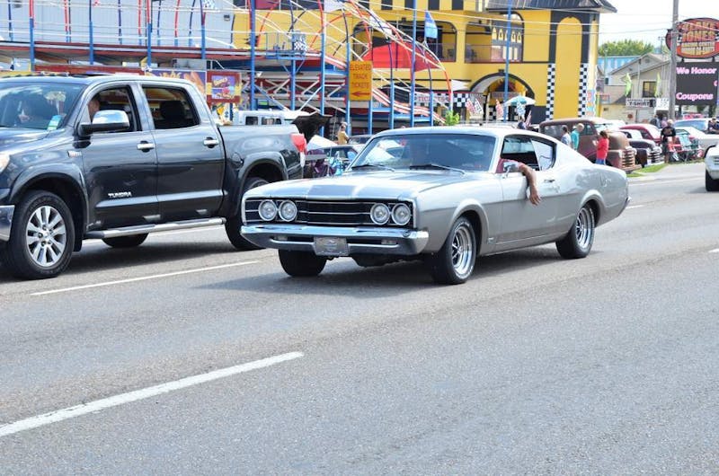 cruisin-the-strip-ford-style-in-pigeon-forge-0111