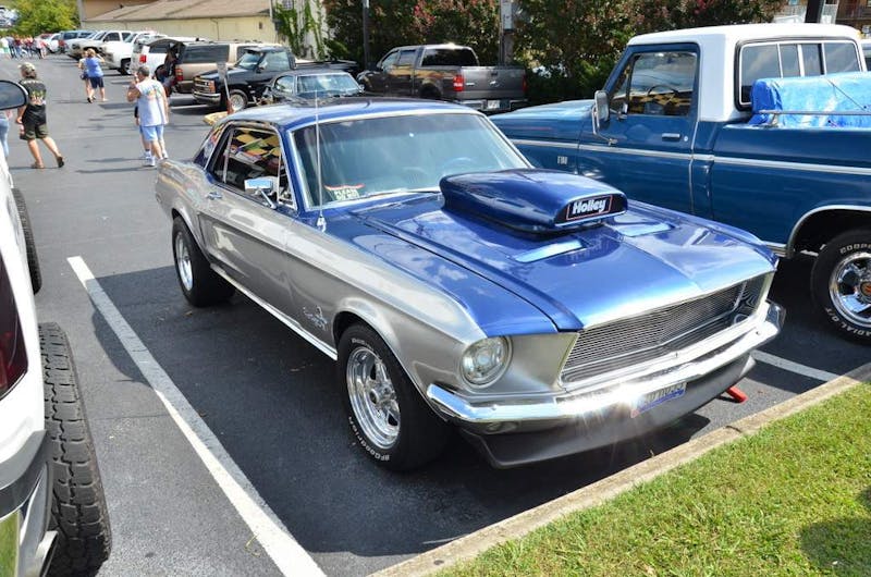 cruisin-the-strip-ford-style-in-pigeon-forge-0117