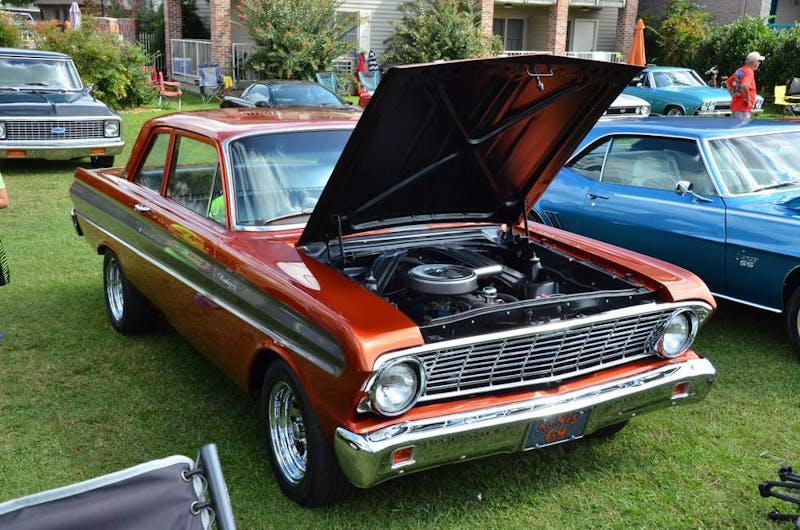 cruisin-the-strip-ford-style-in-pigeon-forge-0122