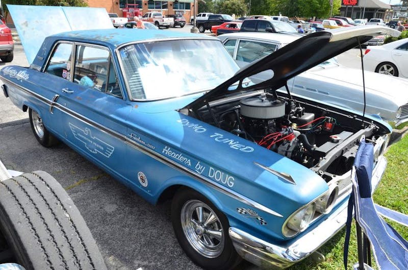 cruisin-the-strip-ford-style-in-pigeon-forge-0124