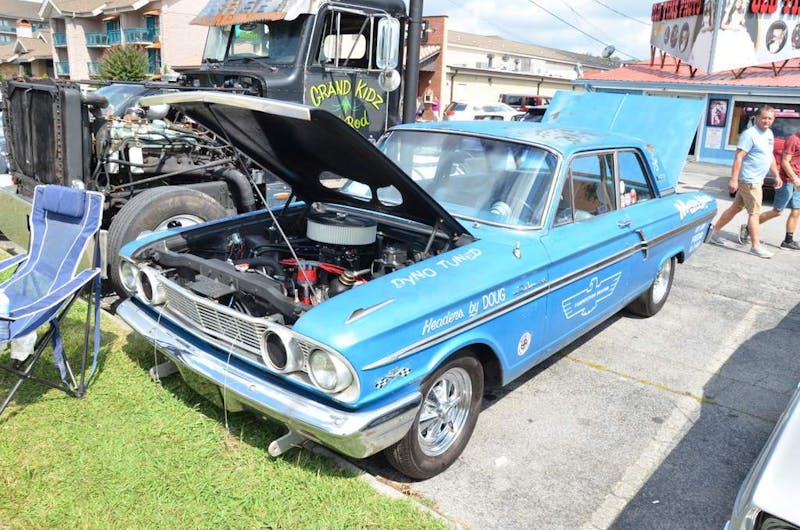 cruisin-the-strip-ford-style-in-pigeon-forge-0127