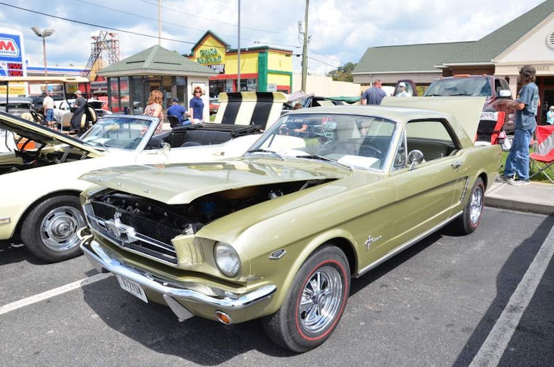 cruisin-the-strip-ford-style-in-pigeon-forge-0134