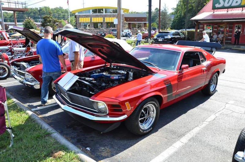 cruisin-the-strip-ford-style-in-pigeon-forge-0141
