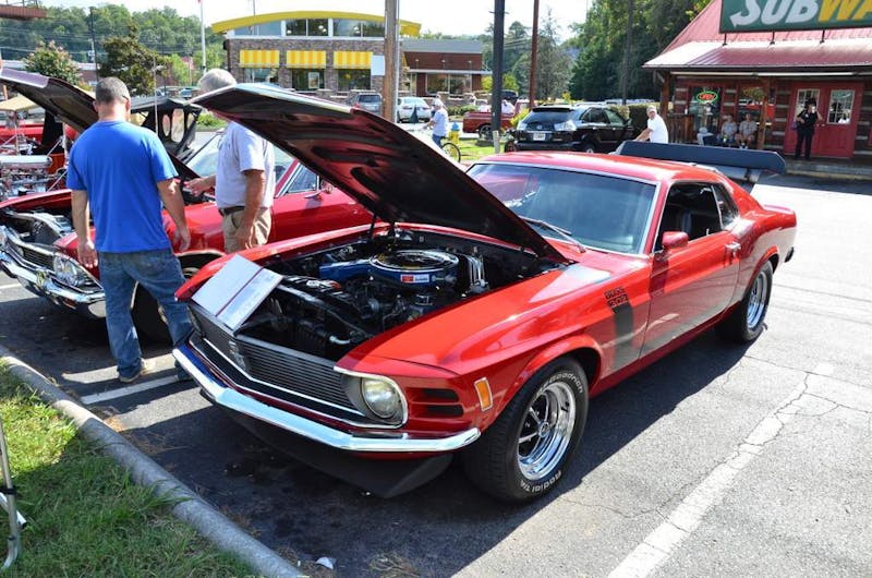 cruisin-the-strip-ford-style-in-pigeon-forge-0142