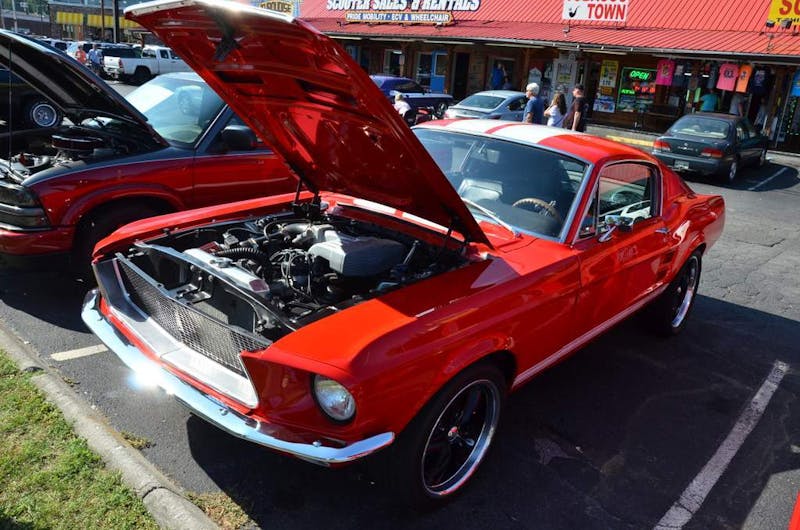 cruisin-the-strip-ford-style-in-pigeon-forge-0182