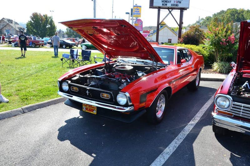 cruisin-the-strip-ford-style-in-pigeon-forge-0195