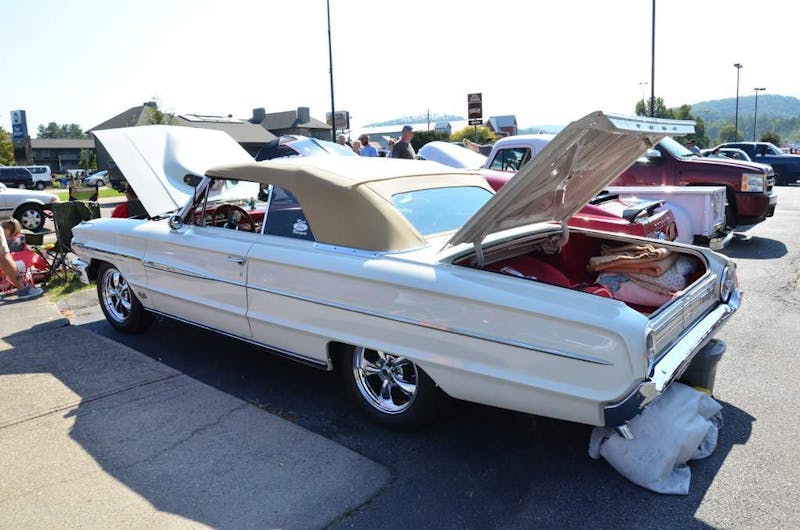 cruisin-the-strip-ford-style-in-pigeon-forge-0207