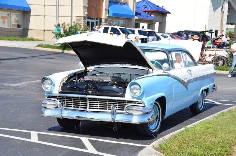 cruisin-the-strip-ford-style-in-pigeon-forge-0214