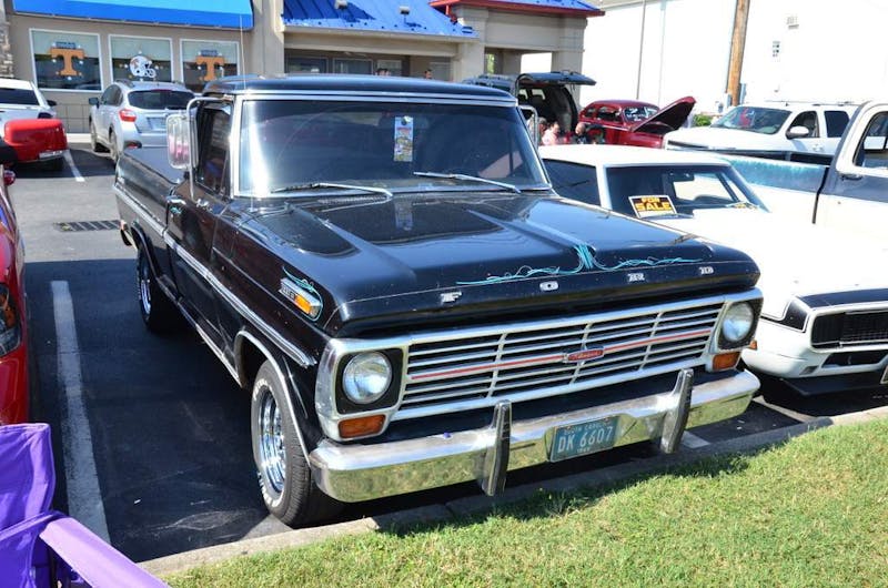 cruisin-the-strip-ford-style-in-pigeon-forge-0217