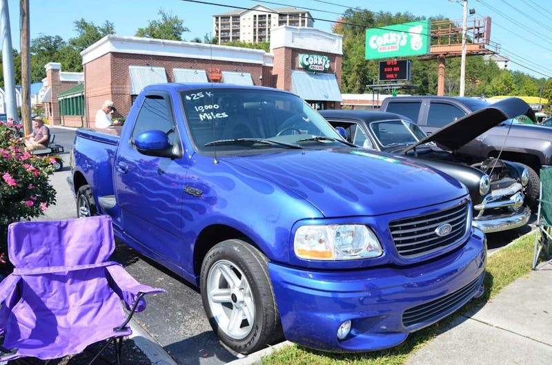 cruisin-the-strip-ford-style-in-pigeon-forge-0219