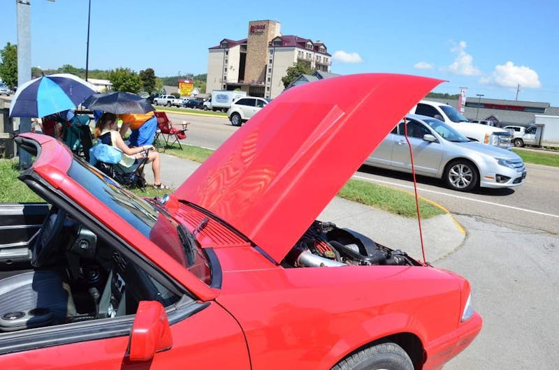 cruisin-the-strip-ford-style-in-pigeon-forge-0222