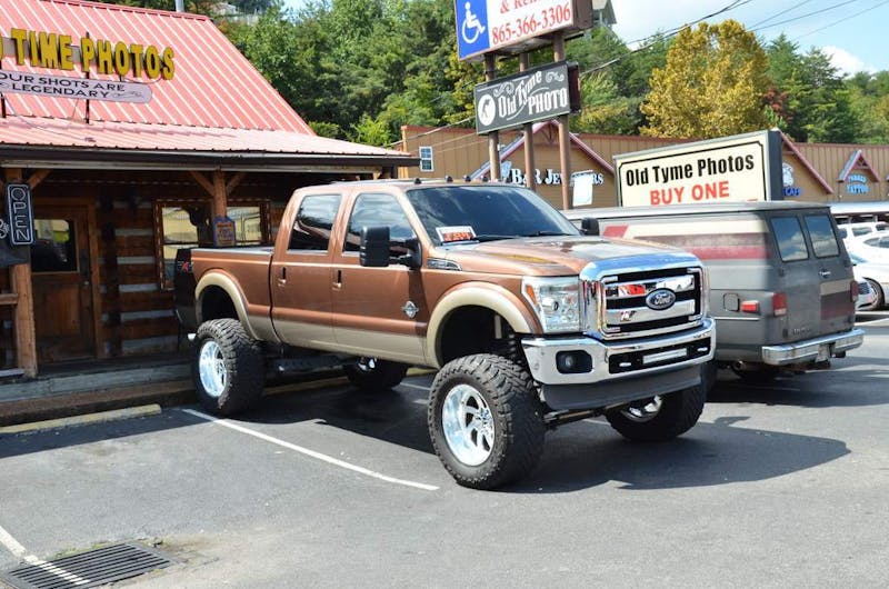 cruisin-the-strip-ford-style-in-pigeon-forge-0230
