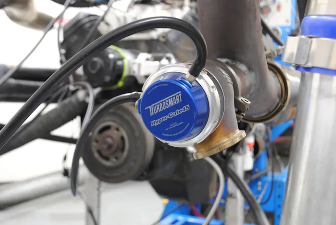 The 90-degree adapters featured standoffs for a pair of Hyper-gate 45s from Turbo Smart. The wastegates were configured with 9-psi springs.