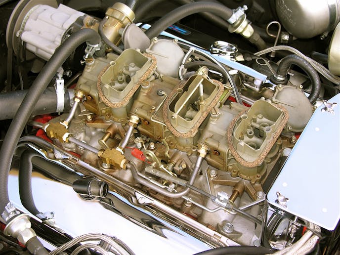 The 6-barrel induction had a total airflow capacity of 950 cfm and fed off the center carburetor under normal driving. When the throttle was depressed, the front and rear carbs kicked in.