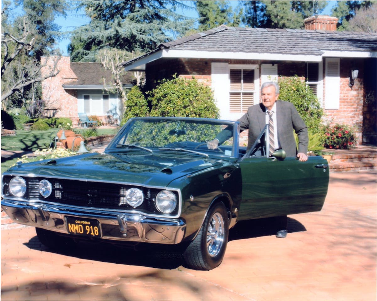 2-lead-photo-2-actor-mike-connors-with-dart-in-2010