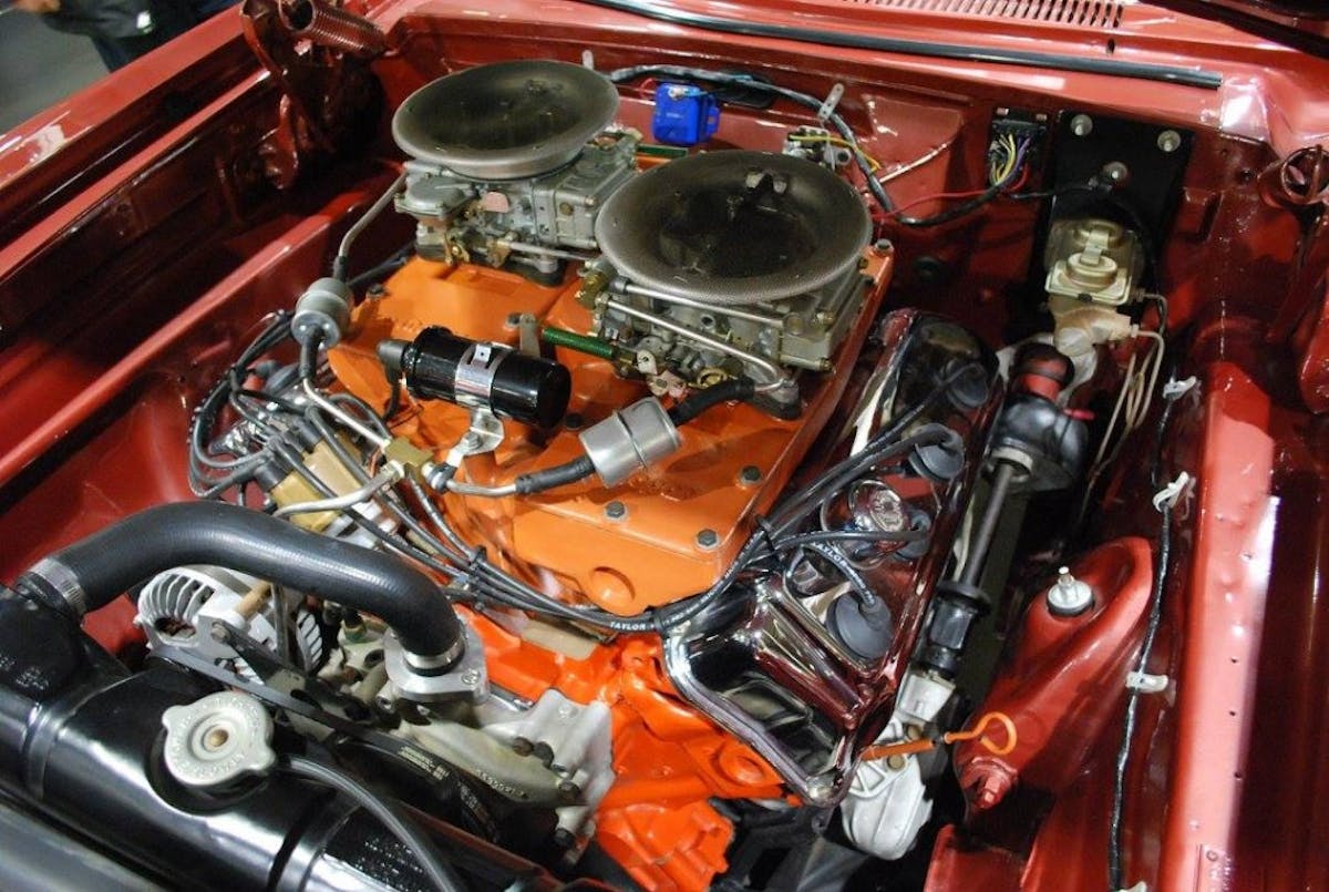 Classic Chrsyler cross ram on Hemi engine